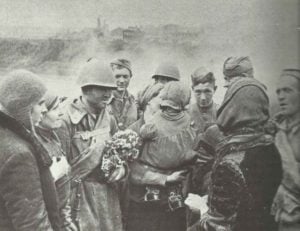 russische Soldaten im zurück eroberten Smolensk