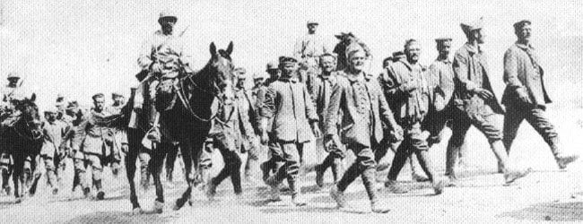 französische Kavallerie mit deutschen Gefangenen