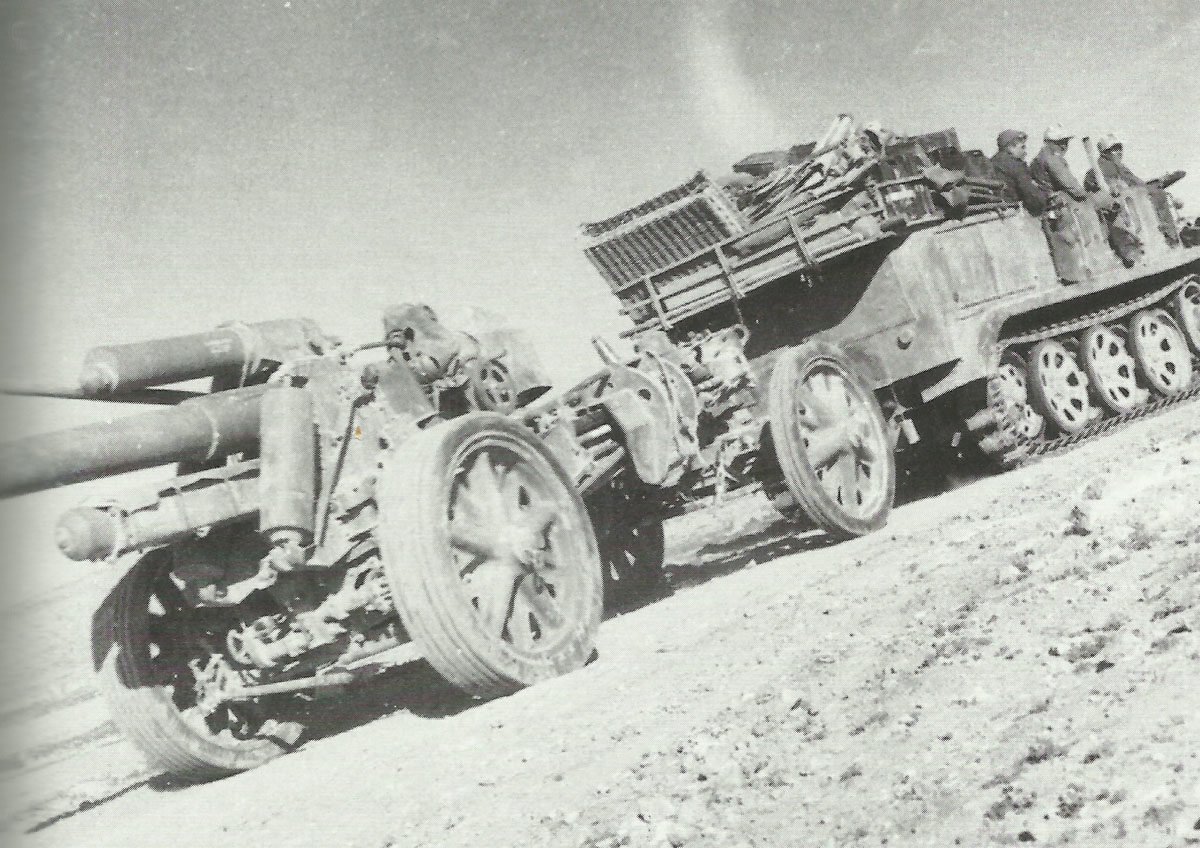 15-cm schwere Feldhaubitze 18, gezogen von einer 8-Tonnen-Zugmaschine SdKfz 7
