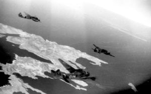 Ju 88 im Anflug von Kreta aus auf die Insel Kos