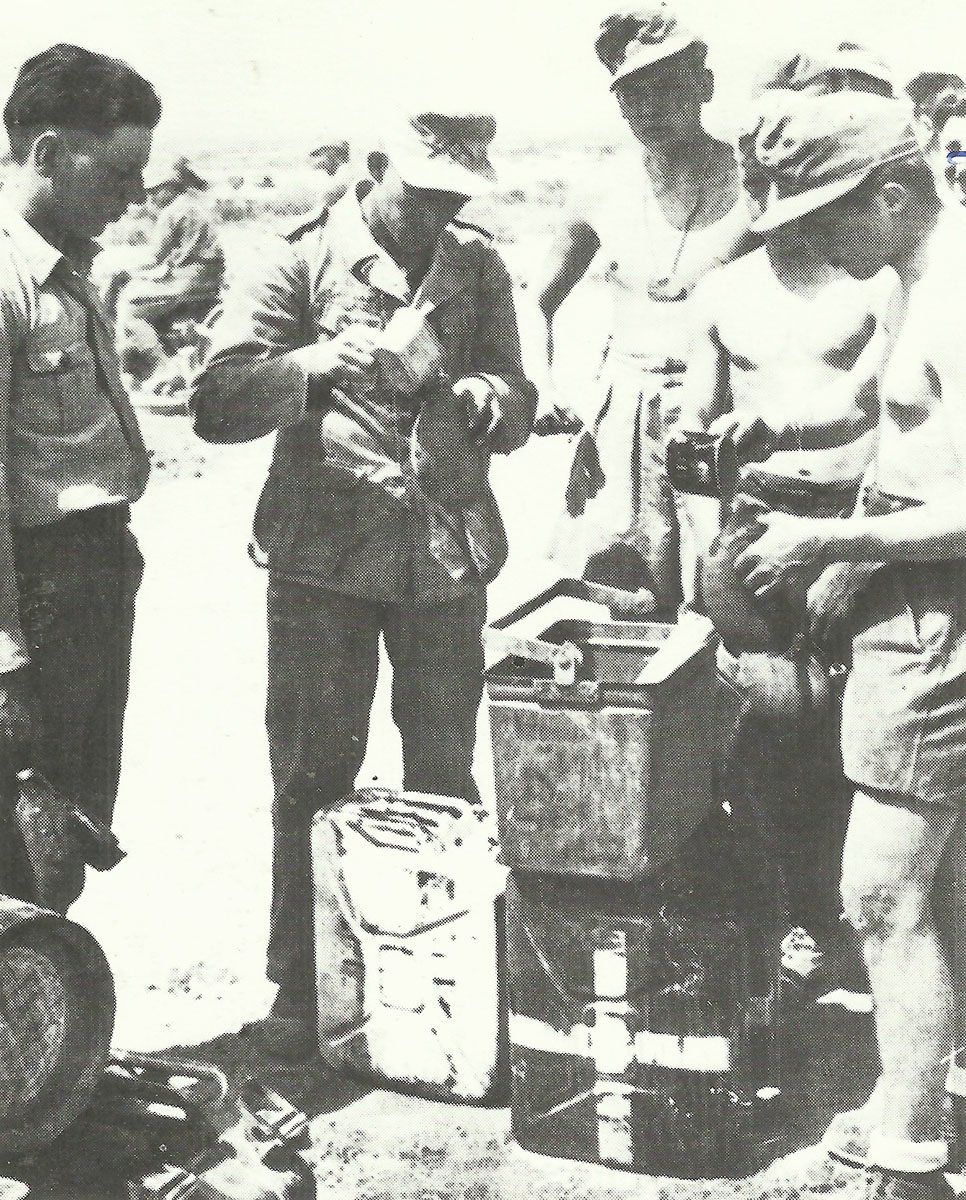 21. Panzer-Division beim DAK 9 Limonaden-Ausgabe an Soldaten des Panzer-Regiments 5 der 21. Panzer-Division