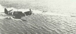 Beaufighter Mk VIC feuert eine Raketensalve 