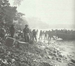 Neuseeländische Soldaten der zweiten Welle der Landungstruppen entladen Versorgungsgüter von Landungsbooten auf der Treasury-Insel.