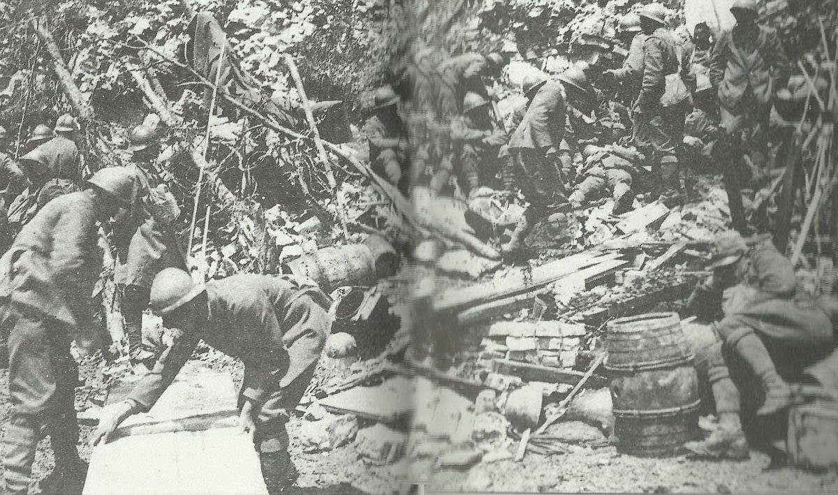 Italienische Soldaten besetzen eine aufgegebene österreich-ungarische Stellung