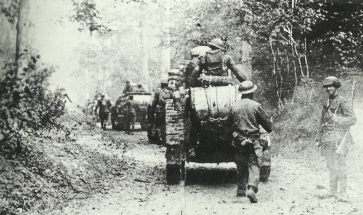 Amerikanische Soldaten mit französischen FT-17-Panzern