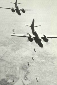 DB-7 Boston der 9. USAAF greifen im Baum befindliche V-1-Stellungen an