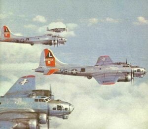 P-51B neben Formation B-17G
