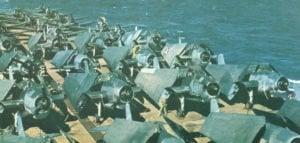 Überfülltes Flugdeck eines US-Trägers Ende 1943