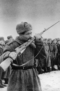 Vereidigung eines Soldaten der Roten Armee