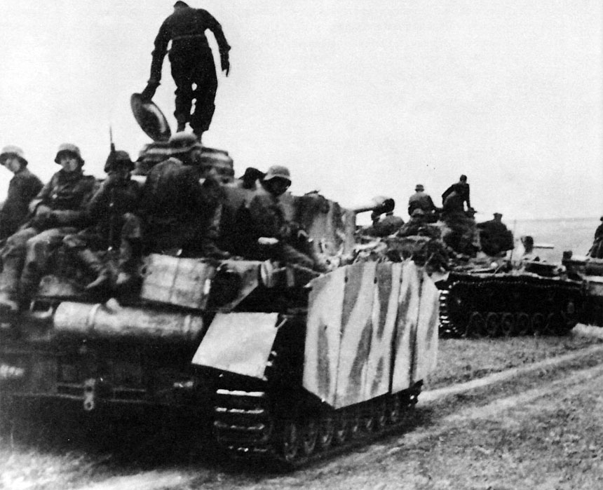 3. SS-Panzer-Division Totenkopf (T) 4 Panzer und Grenadiere der Totenkopf