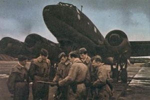 Besatzung einer Fw 200 Condor vor ihrem Flugzeug