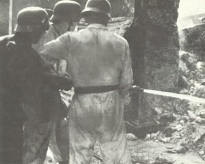 Soldaten der Luftwaffe im Einsatz als Feuerwehrleute