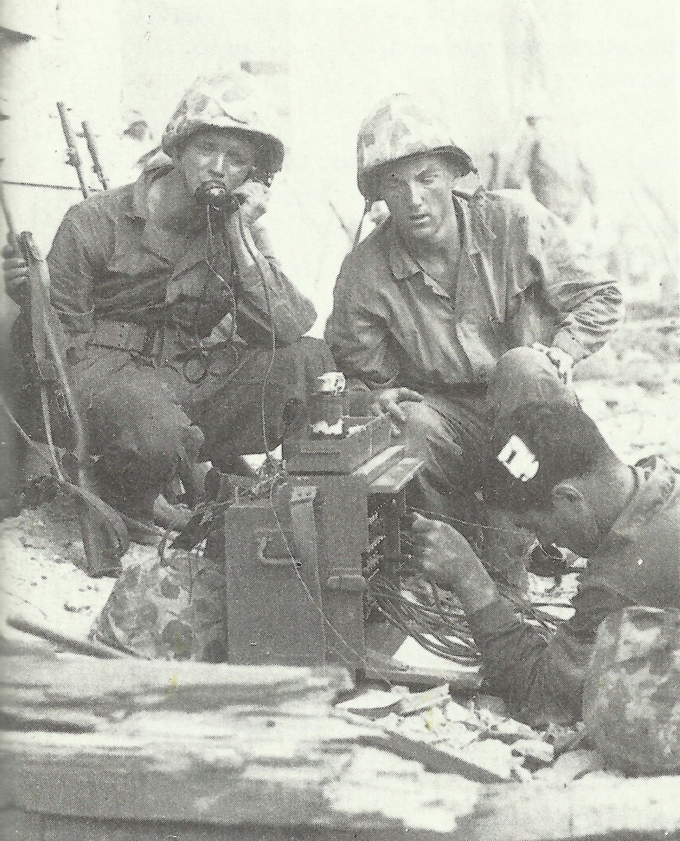 US-Marines mit einem fortschrittlichen Feldtelefon.