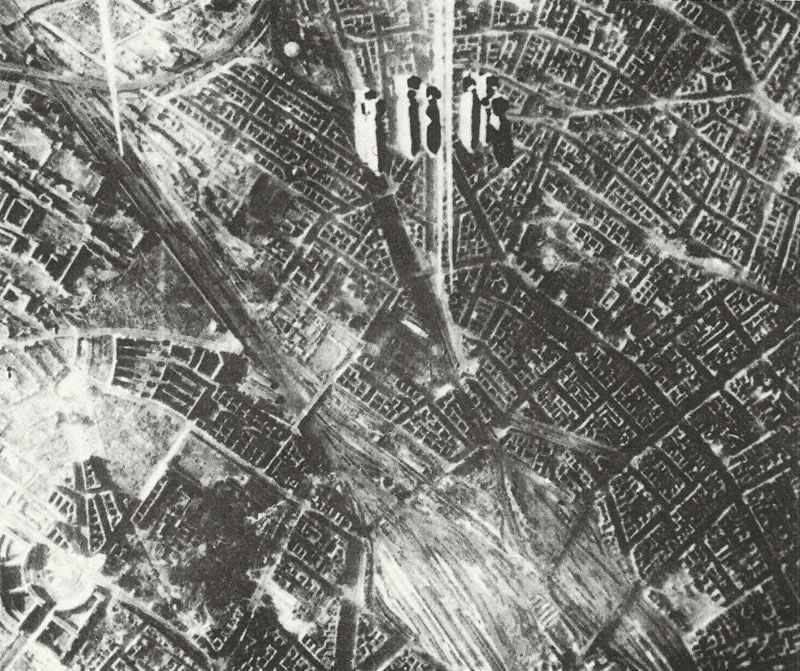 Berlins Innenstadt im Bombenhagel.
