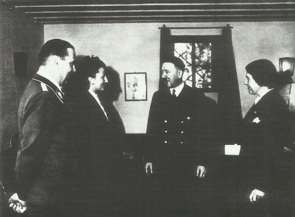 Hitler im Arbeitszimmer des FHQ Wolfsschanze