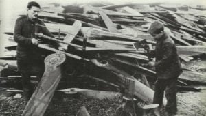 Holzpropeller deutscher Flugzeuge werden zerlegt