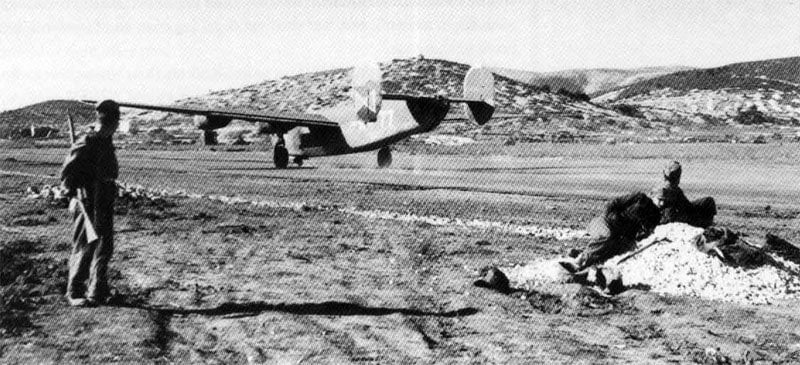 Notlandung einer B-24 Liberator auf einem provisorischen Flugfeld