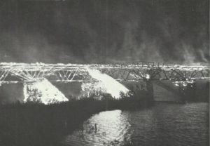Brennende Brücke bei Rückzug
