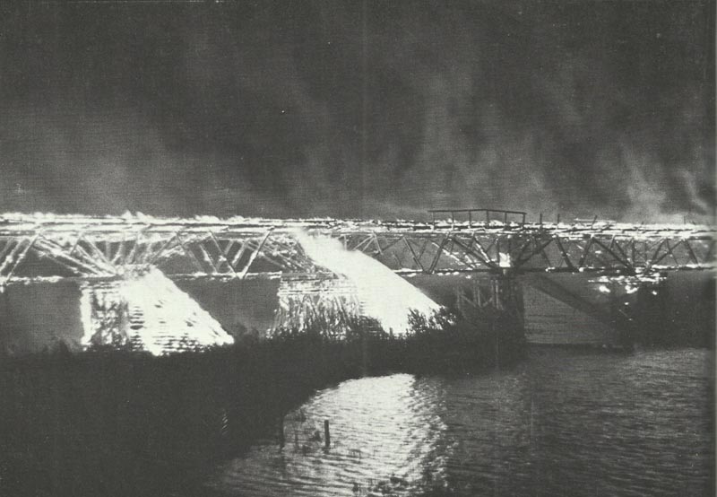 Brennende Brücke bei Rückzug