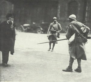Französischer Soldat bedroht alten Mann