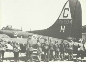 auf dem schweizer Flugplatz Genf-Cointrin notgelandete Boeing B-17 G