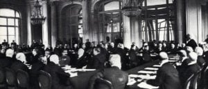 Clemenceau überreicht Friedensvertrag