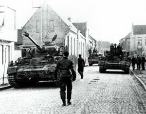 PzKpfw IV der 'JH' in den Strassen von Caen