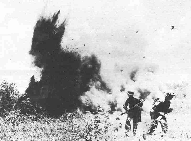 US-Marines sprengen japanischen Unterstand auf Saipan