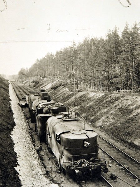 Roter Panzerzug an der finnischen Grenze