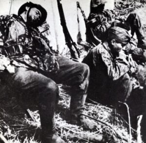 Völlig erschöpfte Soldaten der Waffen-SS