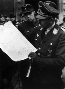 Generalleutnant Conrath in Rom mit Cassino-Manuskrip