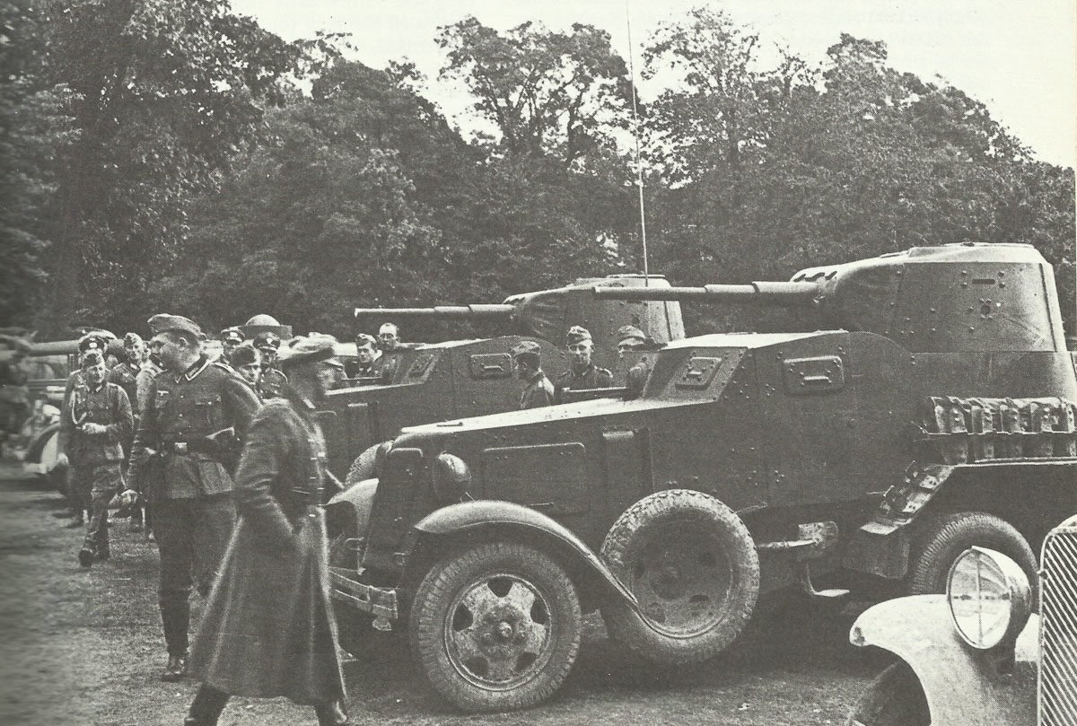 deutsche Soldaten besichtigen russische Panzerwagen 1939