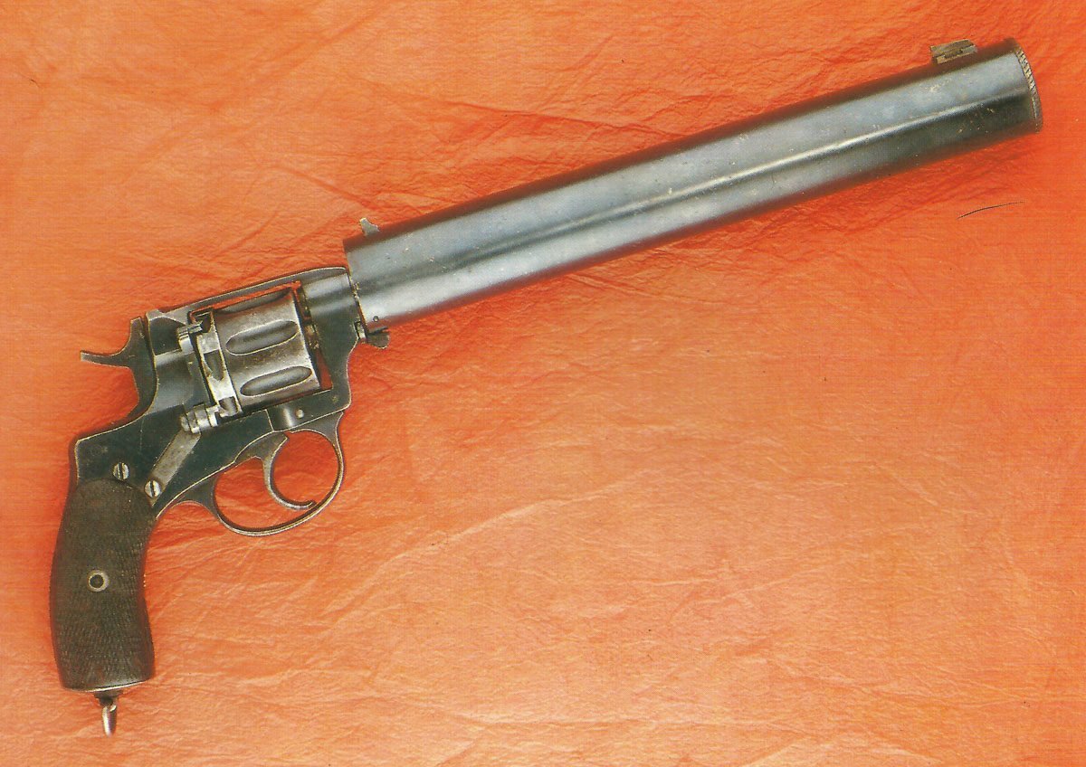 Sowjetischer Revolver Modell 1895 Nagant mit Schalldämpfer