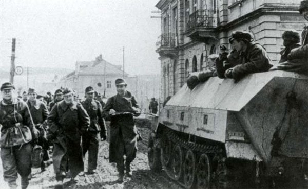 Panzergrenadieren mit Schützenpanzern des II. SS-Panzerkorps