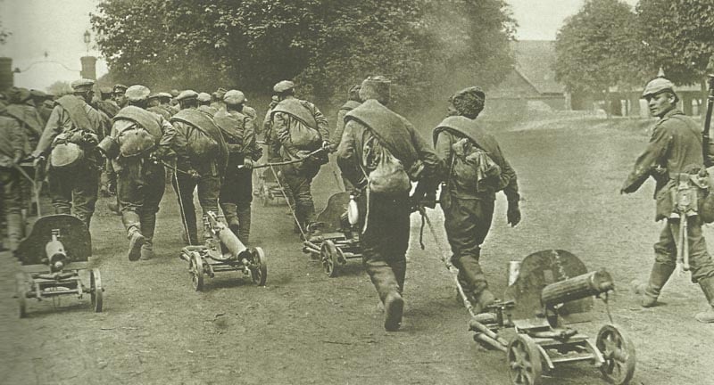 deutscher Soldat bewacht Gruppe von Russen