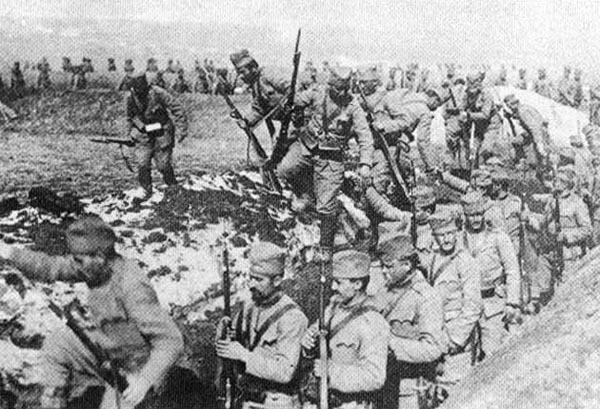 Serbian inf leaves trenches