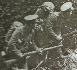 Zwei britische Infanteristen mit Lee-Enfield-Gewehren