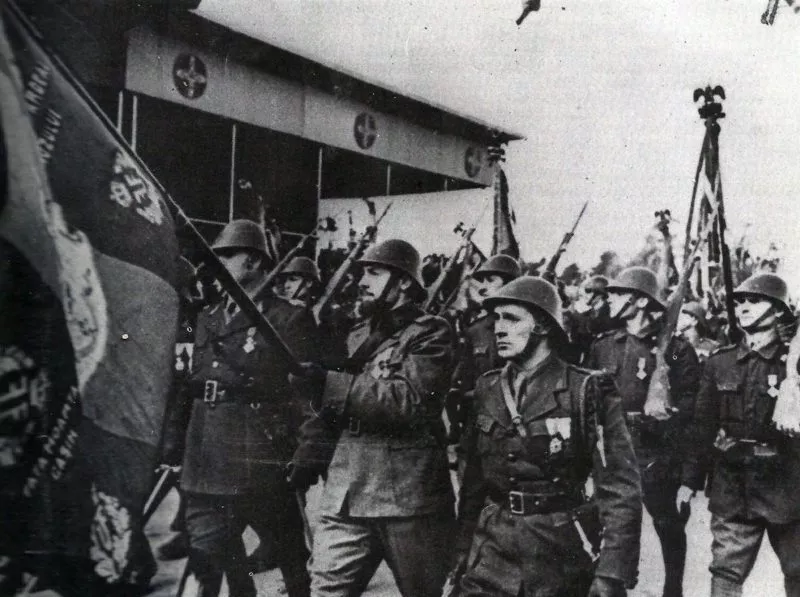 Rumänische Streitkräfte 4 Parade rumänischer Infanterie