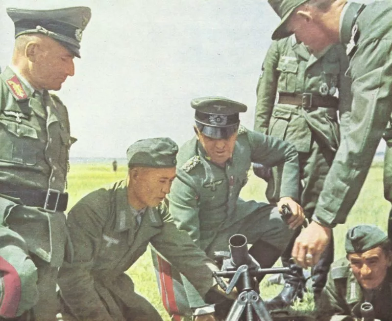 Russische Truppen in der Wehrmacht 27 Vorführung eines Granatwerfers durch turkmenische Soldaten