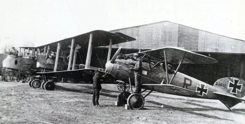 Gotha-Bomber 10 Albatros DVa und Gotha GV