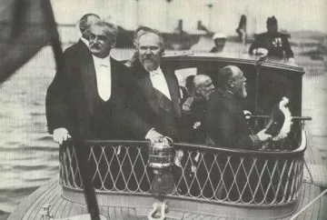 07-1914, Juni und Juli 1914 20 Der französische Staatspräsident Poincare in der Mitte. Poincare wollte bestimmt keinen Weltkrieg entfesseln, wenn er auch alles tat, um das Bündnis mit Russland zu pflegen.