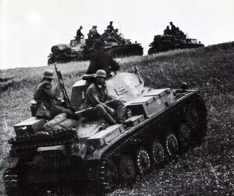 Armeen 14 PzKpfw II Ausf.A während einer Geländeübung