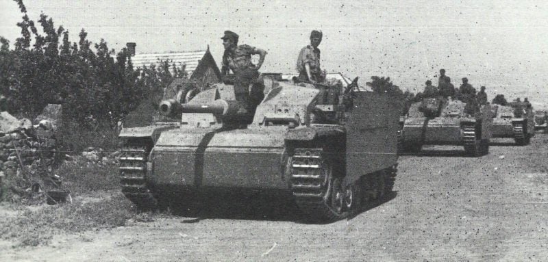 Kolonne von StuG III Ausf. F/8