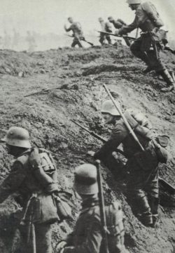 Deutscher Infanterieangriff bei Verdun.