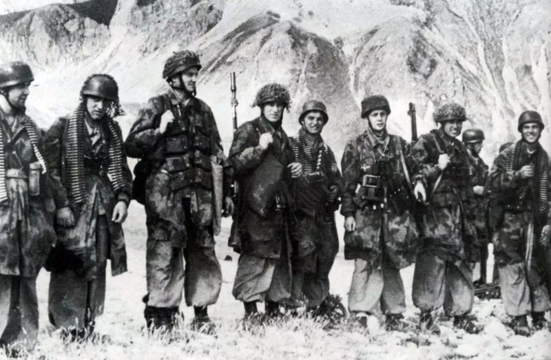 Fallschirmjägergewehr FG-42 (FjG42) 7 Fallschirmjäger auf dem Gran-Sasso-Massiv