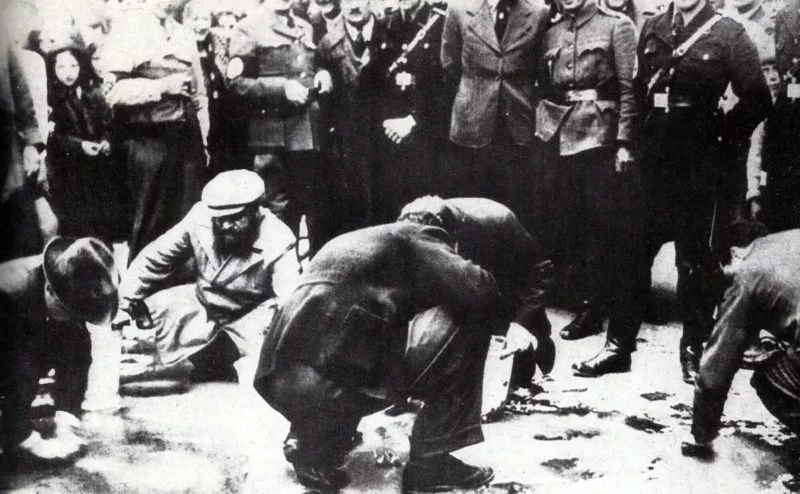 01-Vorkriegsdeutschland 18 Juden müssen Pflaster putzen