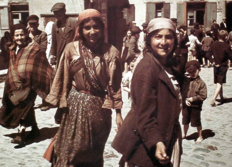 Zwei Frauen aus der Gruppe der Sinti und Roma