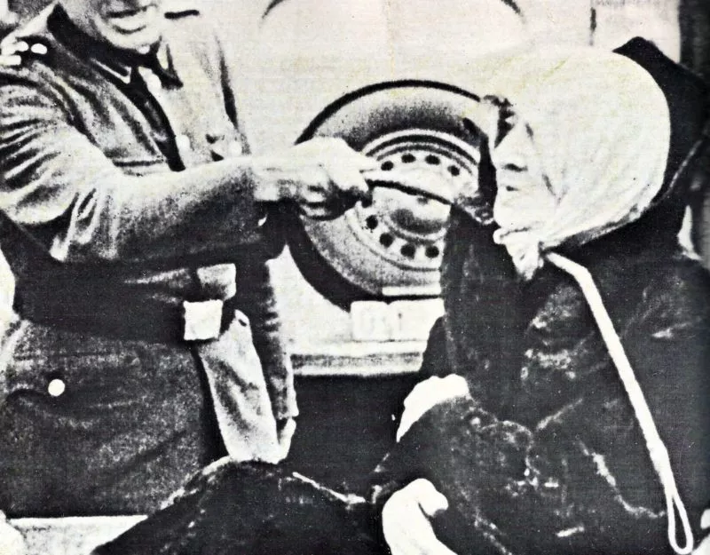 Totenkopf SS-Division 11 SS-Mann mit der Peitsche