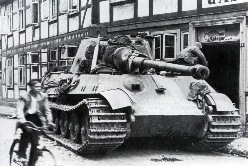 Königstiger 9 Königstiger ausgeschaltet in Ortschaft