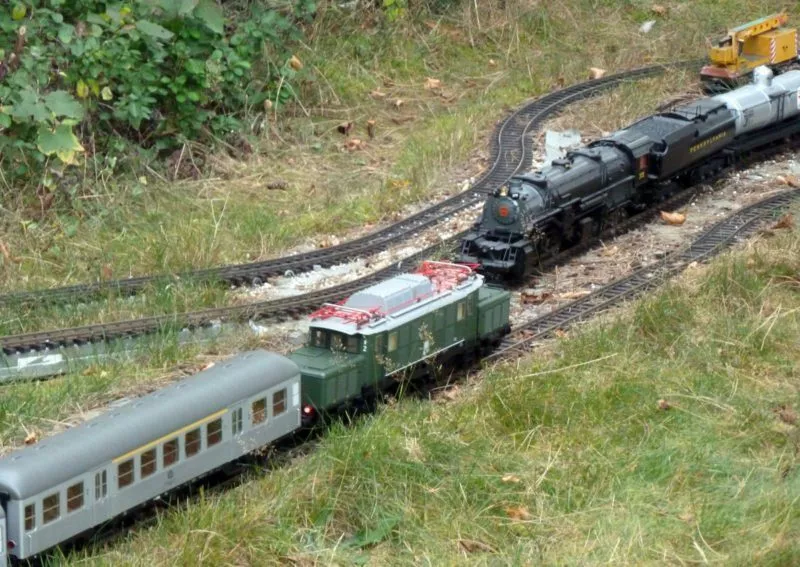 Diesellokomotiven 4 Diesellok passiert Dampflok